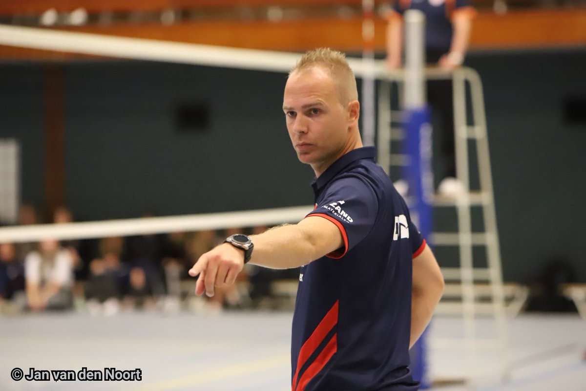 In de Topdivisie A won <a href="/Krekkers/">v.v. Krekkers</a> D1 zojuist met 3 - 2 van <a href="/Dynamotubbergen/">Dynamo Tubbergen</a> D1.
De eerste 2 punten zijn binnen in sporthal de Haambrink.
Foto's zsm op <a href="/VizierOpVolley/">Gerard Heerink</a>