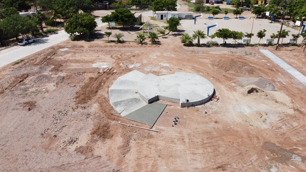 Avanzan los trabajos del complejo deportivo que se está construyendo en la comunidad de Moroncarit, la cual contará con un quiosco, un parque público, cancha de fútbol siete, andador y alumbrado público.

#EstamosTrabajando ¡Con Acciones Que Dan Resultados!