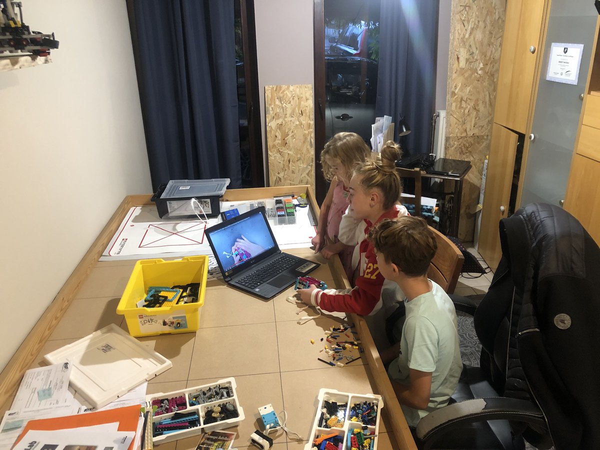 naveaubenoit's tweet image. Si ce n’est pas un travail d’équipe, je ne comprends pas. Objectif : construire un nouveau robot #RoboticAcademy #Robotiqueeducative