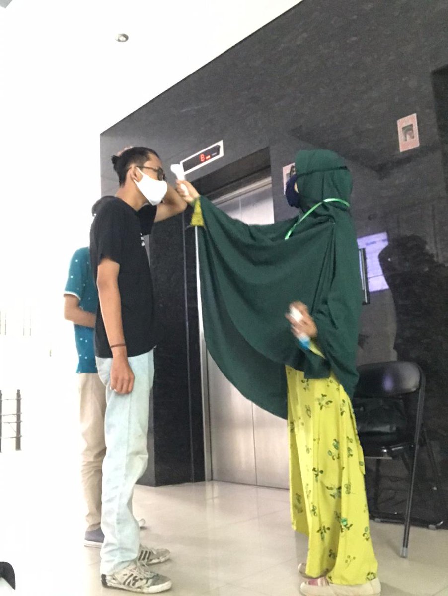 DimasFajarDian4's tweet photo. Jangan takut dengan termogan, alat itu membuatmu bodoh ya 😂😂
#UMYogya
#UMYMengabdi
#UMYBergerak
#KKNUMY
#KKNRelawanCovidUMY
@kknumy002 
@kknumy https://t.co/Td8rfsEpqz