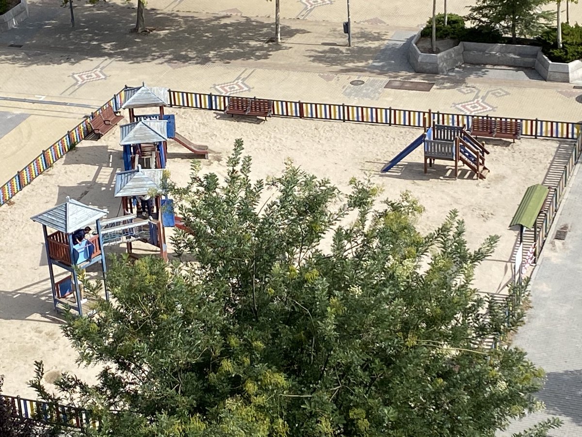mercepiti's tweet photo. Parques precintado??? Y niños jugando dentro!!! Responsabilidad!!!! Y vigilancia !!!! Por favor!!!! ⁦@Ayto_Coslada⁩ https://t.co/wZv2E6PTKF