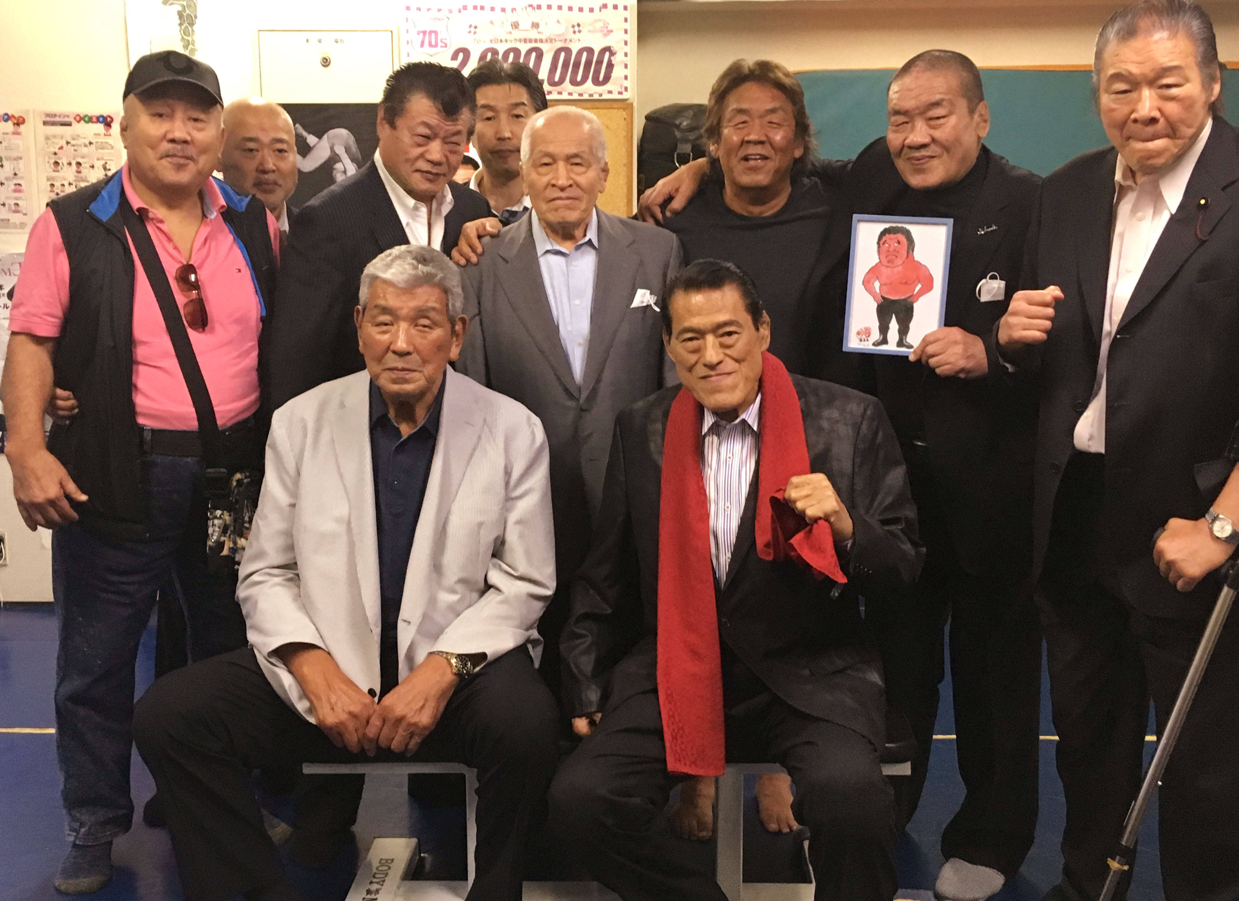 フジヤマケンザン على تويتر Inoki Kanji Wjbfbk7oig2mzvc 因みに組長が持ってらっしゃるイラストはグレーテス ドン荒川氏で間違い無いですね تويتر