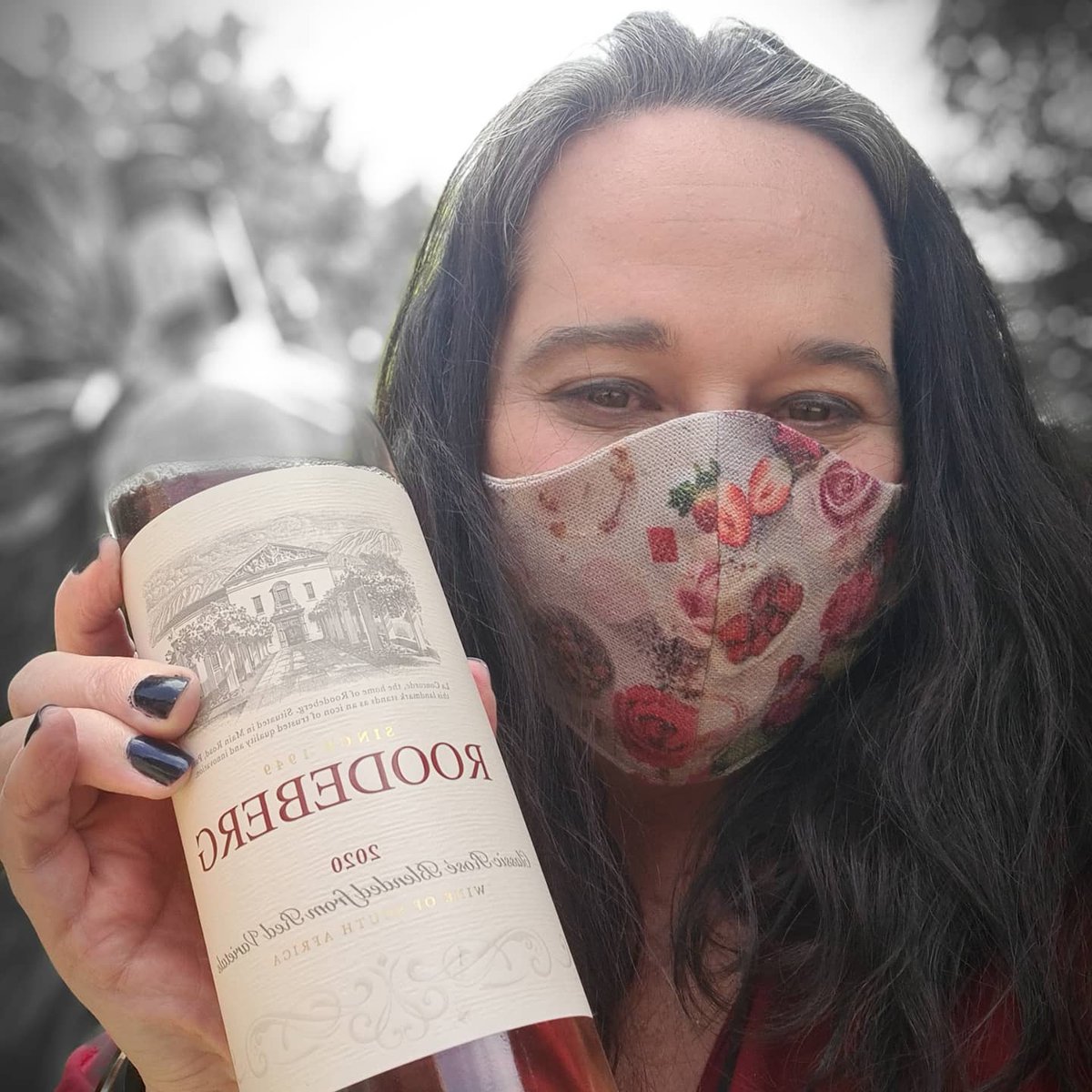 Boozy_Foodie's tweet photo. We are taking full advantage of the long weekend 👌 with @Roodeberg_Wine's 2020 rosé. #RoodebergSpring in a bottle, notes of strawberries, candyfloss and Turkish Delight. And don't you just love this pretty mask? In the 2020 wine-and-mask pairings should be a thing! 🍓
#gifted https://t.co/uy4r6A3PE6