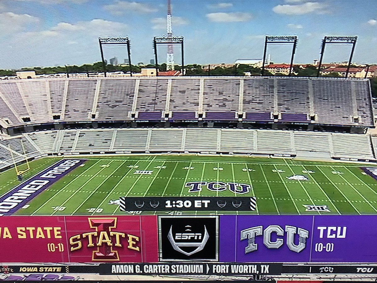 FrogsOWar's tweet photo. This looks like a screen grab from NCAA 14 ๐ #thanksespn https://t.co/NVHlLoSQ4v