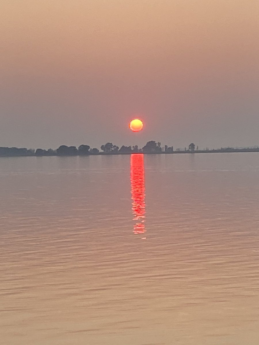 gpm_3rd's tweet photo. Sunset last night was on fire 🔥 #sunset #sunsets #SaturdayVibes #pec #wellersbay #princeedwardcounty #trenton #smokespoint #consecon https://t.co/ML1E7sJNjV