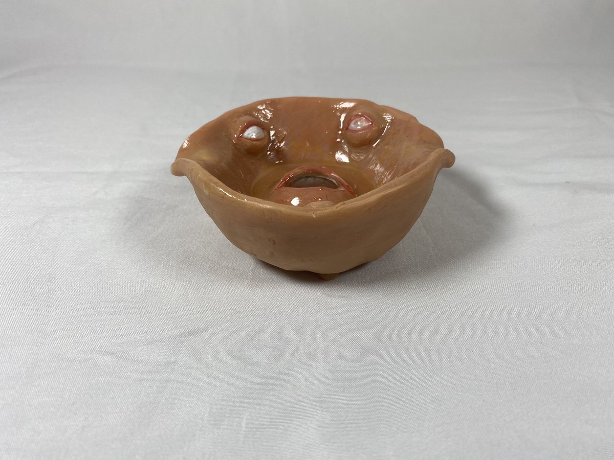 DeasyBrenden's tweet photo. What up Twitter, I just finished this Eyeball ashtray!! Price: $40 shipped or $35 local! DM me if interested! Thank you all for the support so far it’s greatly appreciated!❤️🙌🏽 #art #CannabisCommunity #Worlds2020 #RIPRGB #sculpture https://t.co/dbx80GbrfH
