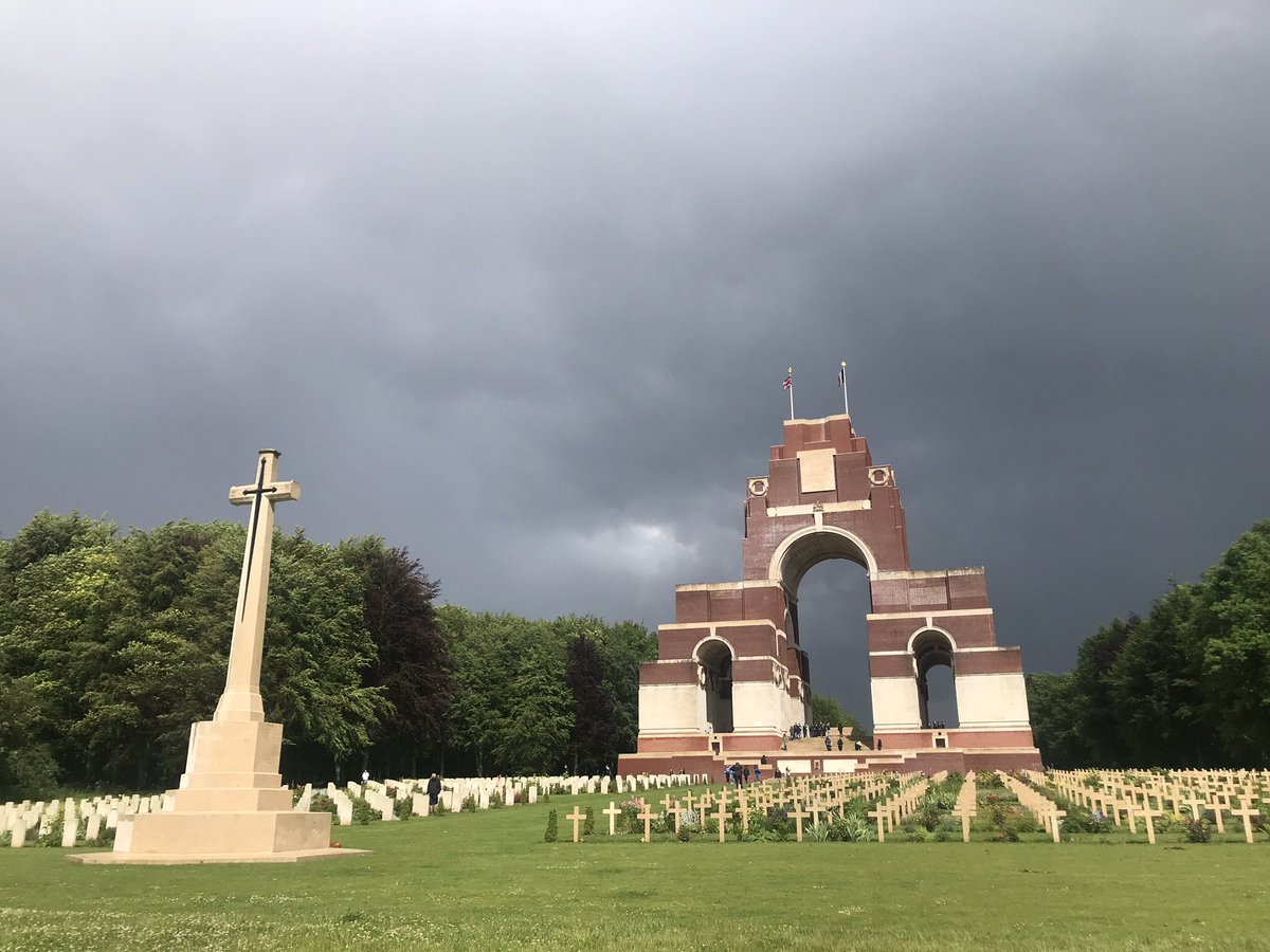 Alright lovely people. A thread on a very important day in a very important battle, which I’m sure isn’t forgotten, but we’re running through a lot of anniversaries at the moment. On this day 104 years ago Thiepval was captured.  #Somme104  #Thiepval104