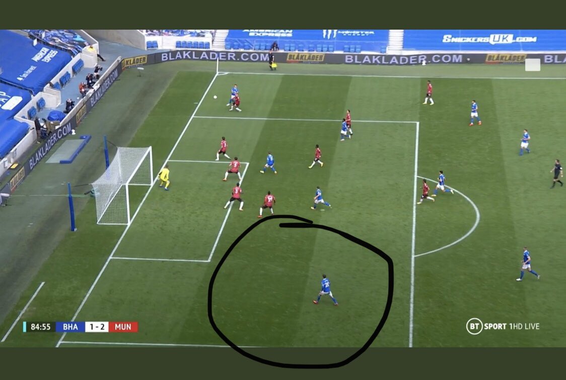 DieHardUtdFans's tweet photo. This happened 5/6 times during the game today...🤔 https://t.co/0vHOdTwhRn
