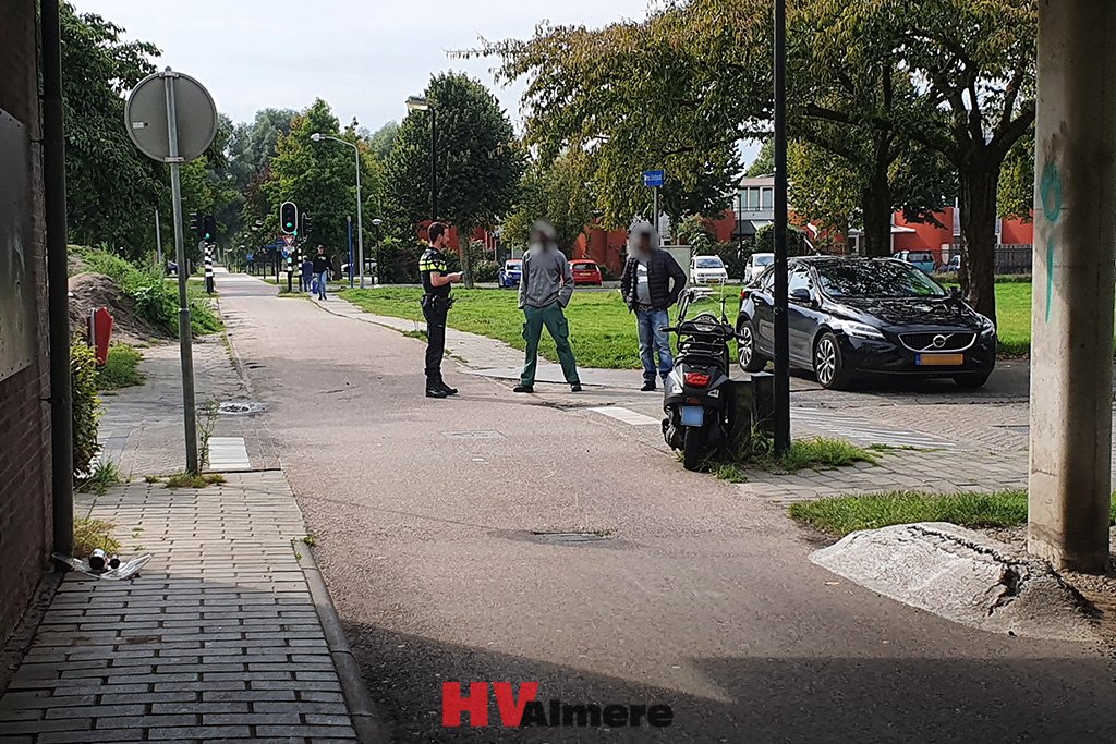 Aanrijding tussen auto en scooter in de Regenboogbuurt..