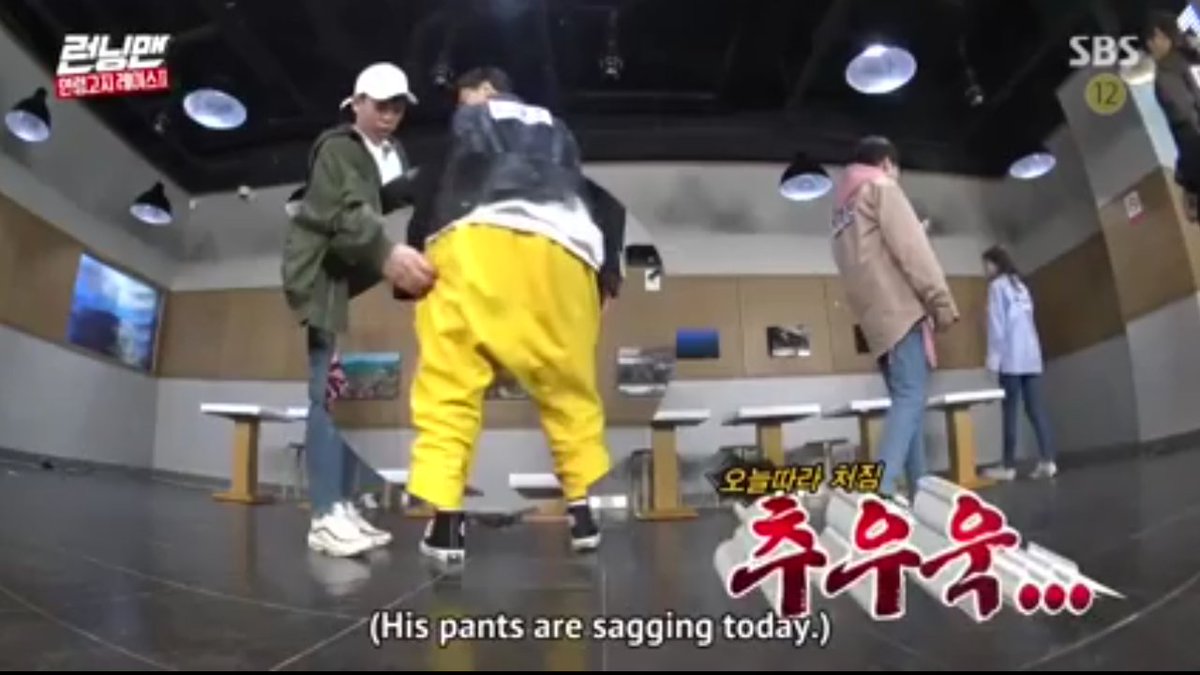 hoonusun's tweet photo. as long as the opening started they make fun of kwangsoo's flat bottom😂
they really tied kwangsoo's saggy pants with rubber band, i can't with them😂
#runningman #leekwangsoo #ep397 https://t.co/iWvqaGpE3F