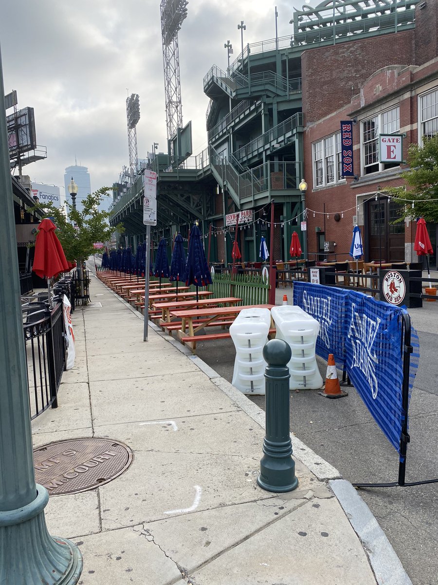 Esheehy710's tweet photo. Little eerie at an empty @fenwaypark today but we brought our @RaytheonDefense spirit to the virtual #RTHB2020 this morning. Thanks @SamSully03 for your continued dedication to a great cause and a beautiful running route! https://t.co/GxJtzY6w49
