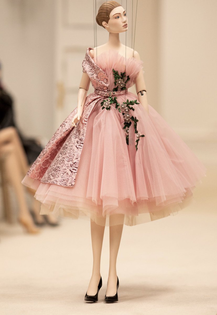 FashionweekNYC's tweet photo. Moschino showed their Spring 2021 Collection using String Puppets https://t.co/anIZUXuGkZ