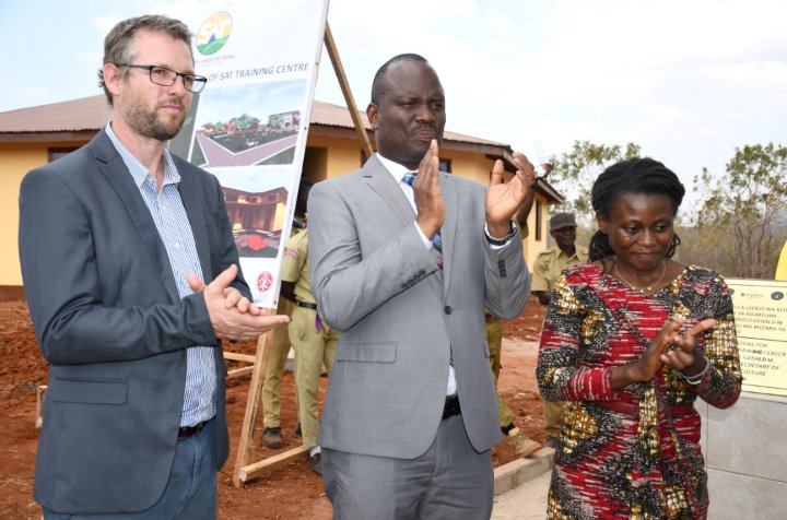 Katibu mkuu wa Wizara ya kilimo Gerald Kusaya ameipongeza taasisi ya SAT(<a href="/KilimoHai/">SAT</a>) ya mkoani morogoro kwa kuendeleza mafunzo mazuri na mahusiano kati ya wakulima na wafugaji wa wilaya ya mvomero hali inayosaidia kuwepo kwa amani na shughuli za uzalishaji mali kuendelea vema.