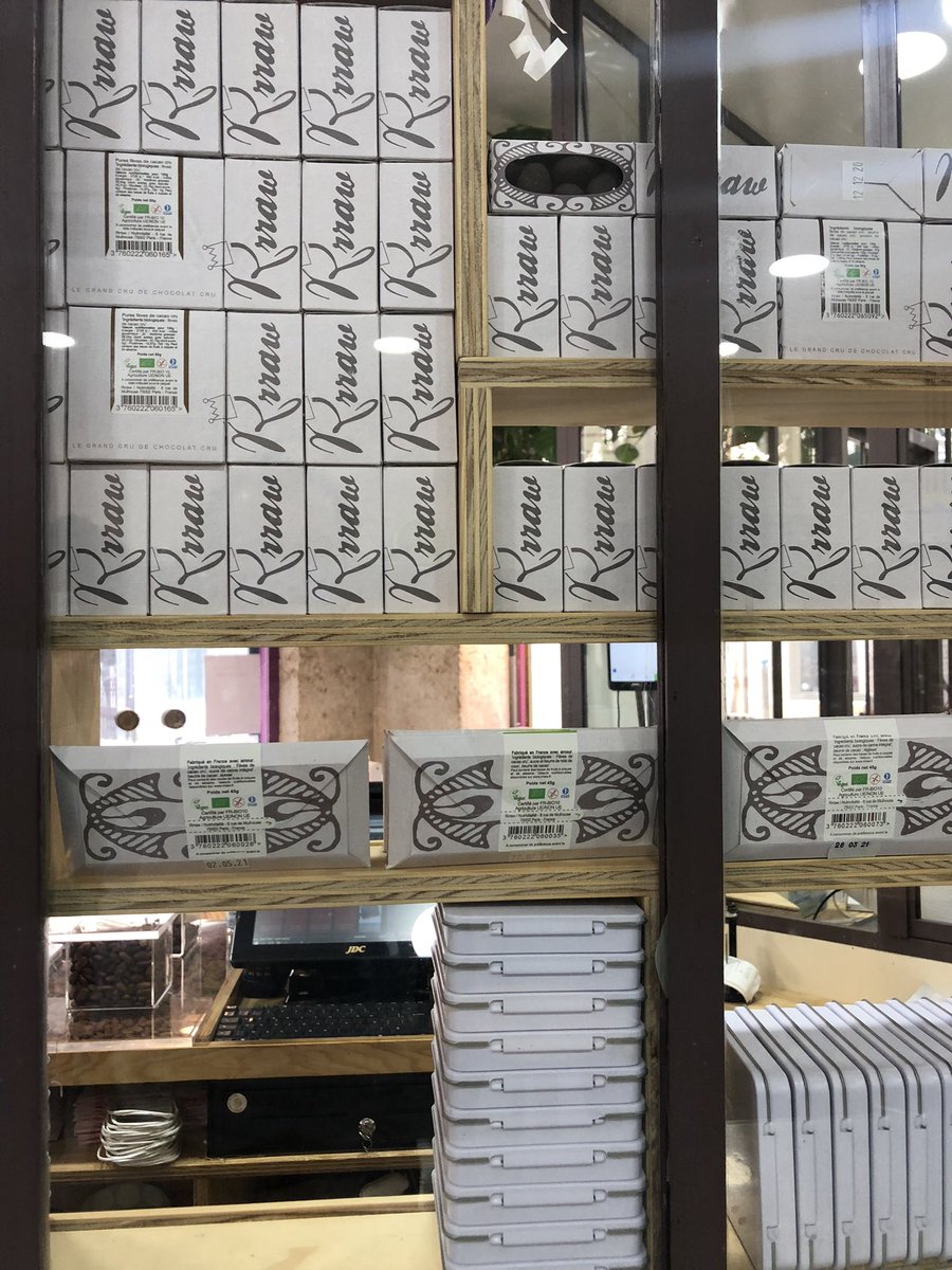 Visite de la #Rrraw Cacao Factory par <a href="/langl00is/">Sebastien Langlois</a> : une fève bio travaillée à crue labellisée commerce équitable SPP. L'emballage fait appel au travail de personnes handicapées (ESAT).
On peut succomber en ligne ici 😍: rrraw.fr ou au 8 rue de Mulhouse (75002)