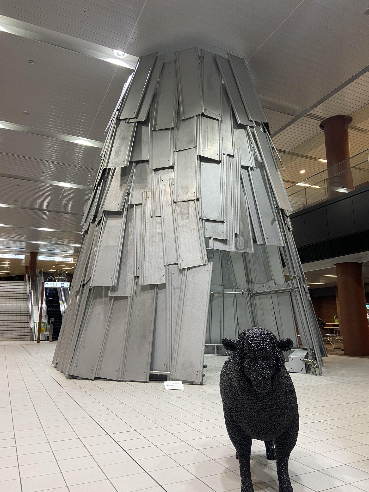 唐津絵理 馬車道駅 で展開されている川俣正氏の 都市への挿入 展 これはこれで良いのだけれども この動物のオブジェの居場所に先日までおられたホームレスの方々が今はどうしているのか気になって仕方がない T Co Qoifbdjny8 Twitter