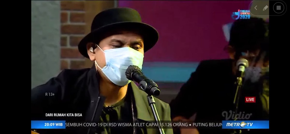 Baru liat vokalis nyanyi pake masker 😷 *@padireborn

Ingat pesan Ibu, pakai maskermu...