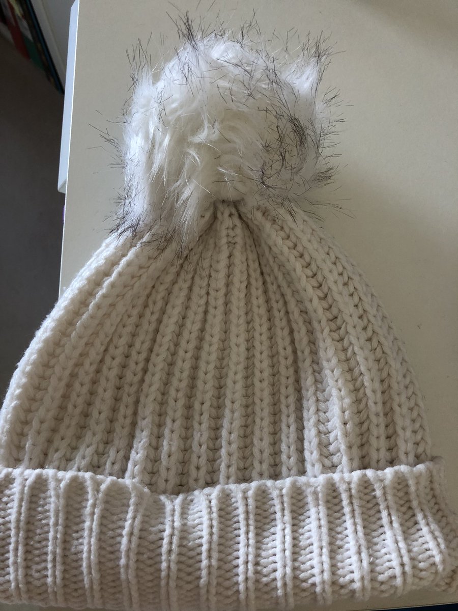 #winterswimmingtip make sure you find those woolly hats, gloves and thick socks they will be heaven post swim 💙