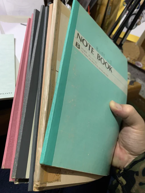机の奥に仕舞い込んでるノート。古いスケッチブックはもっと古い高校生のやつもあるけど漫画のネタとして書き始めたノート。日付を書いているのでいつだかわかる。自分が23歳の時の物。年号見ると95/5/20。平成7年かー。
 #磯本工房 