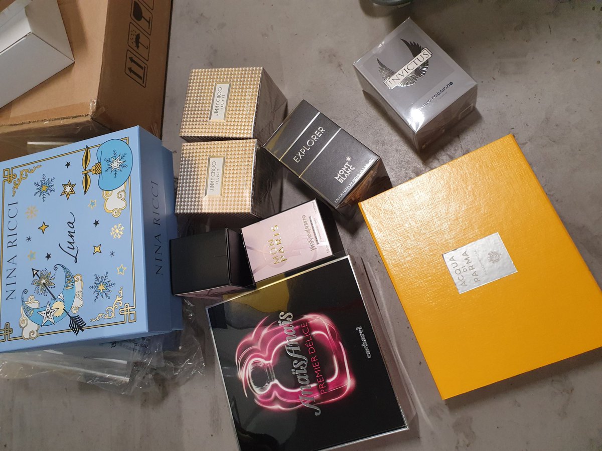 Sapos_'s tweet photo. Bon je me lance aussi

Celui qui aura 0 RT et 0 Fav en citant mon tweet gagnera un parfum de son choix parmi ceux-ci 

Bon chance a tous mdr. https://t.co/Umc8MmrIex