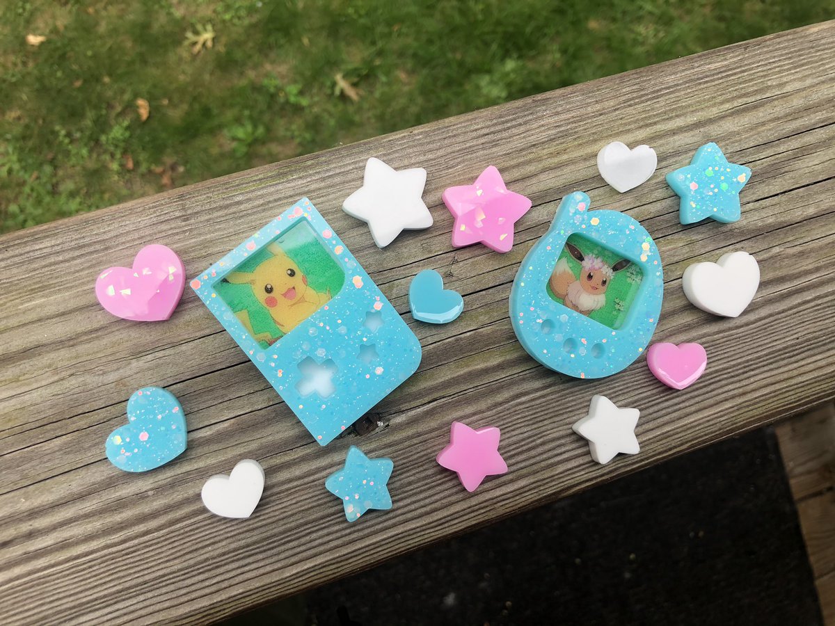 Gameboy and tamagotchi keychains in blue!