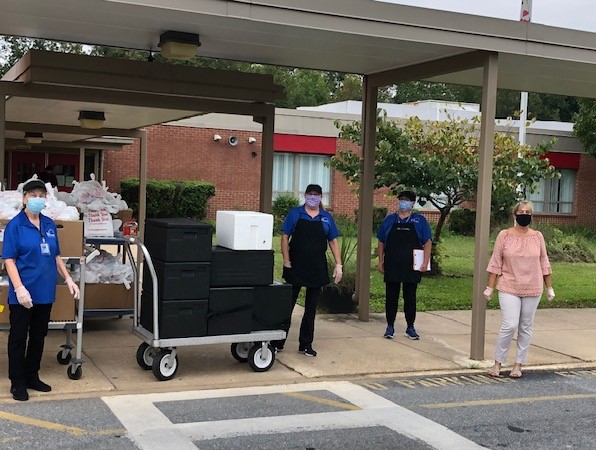 Thanks to this #AACPSAwesome School Meals Heroes! <a href="/BrockBAACPS/">BrockBridgeAACPS</a> <a href="/AACountySchools/">AACPS</a> serving children free school meals at the curbside 12-12:30 Monday-Friday!