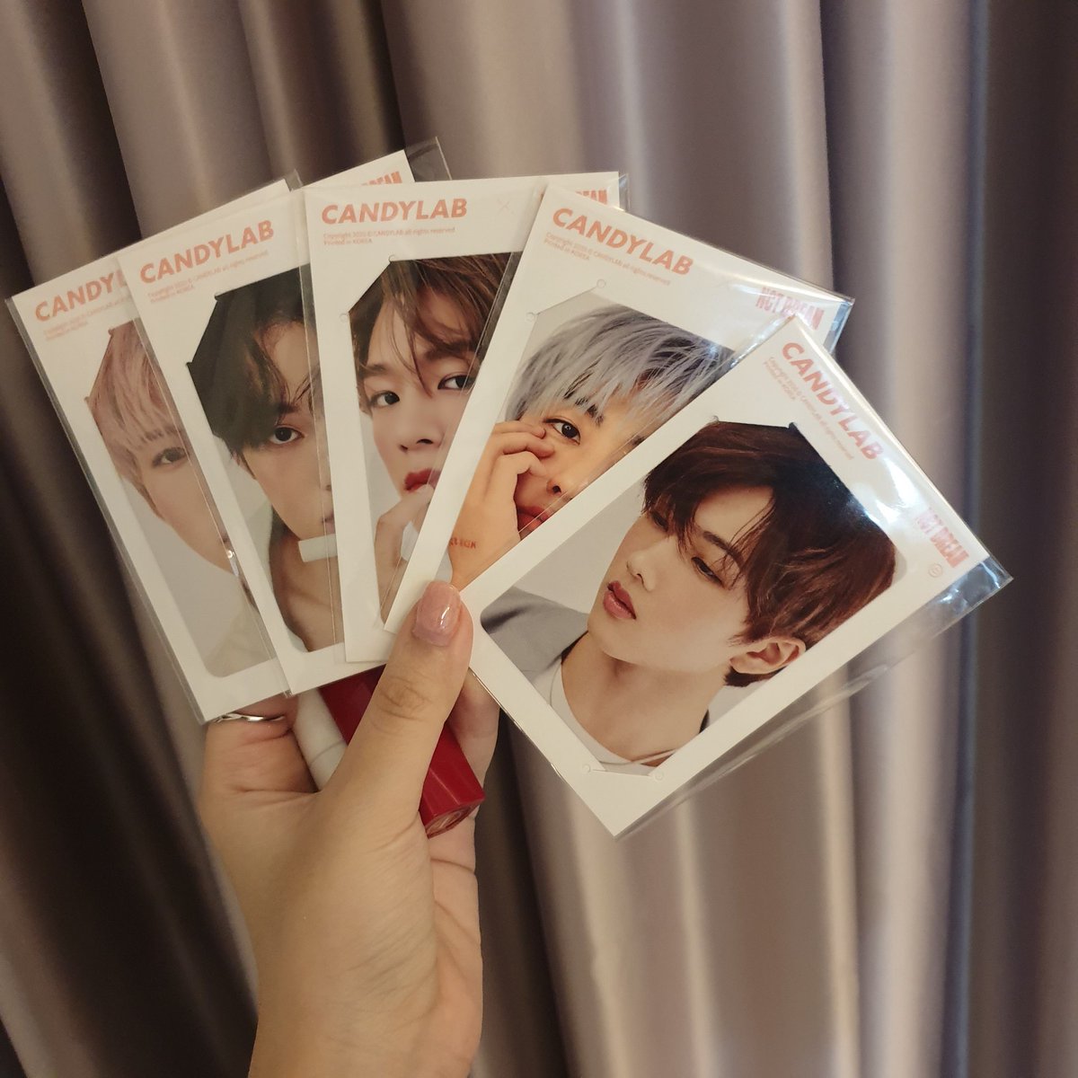 ตอนนี้ candylab ที่ไทยมีการ์ดน้องดรีมละนะ มีทุกอย่างเหมือนเกาหลีเลย สตก โปสการ์ด ไม่มีอย่างเดียวคือการ์ดเซลฟี่ ซื้อ 1 แท่งได้การ์ด 1 ใบ ซื้อ 4 แท่งได้การ์ดครบ 11 ใบเลย ตอนนี้มีโปรอยู่ ตกแท่งละ 279 บาท นี่ว่าโอเคเลยนะ ถูกมาก