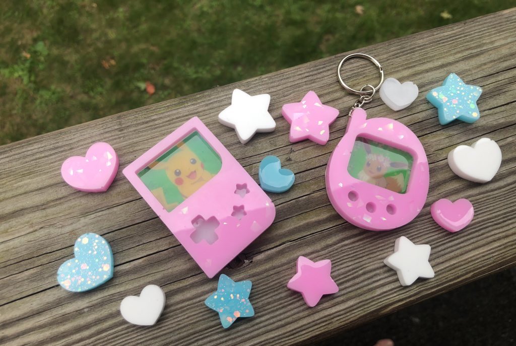 Gameboy & Tamagotchi keychains in pink!