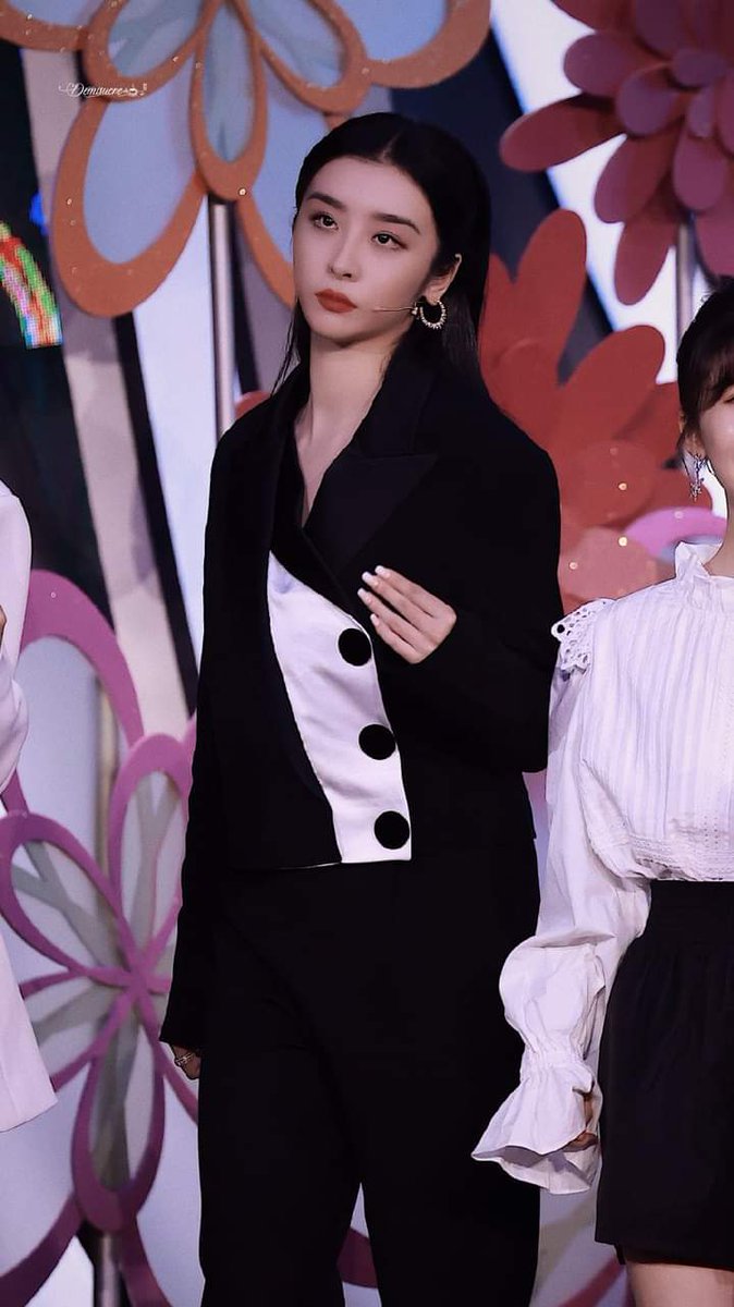 97Tangtang's tweet photo. Tuiii mới lụm hình về trend tiếp nè
#THE9_ZhaoXiaotang 
#ZXT_ClassyDress 
#ZXT_RedCarpet
Chồng tuiii soái quá đi :>> https://t.co/ZzQtWOasV5