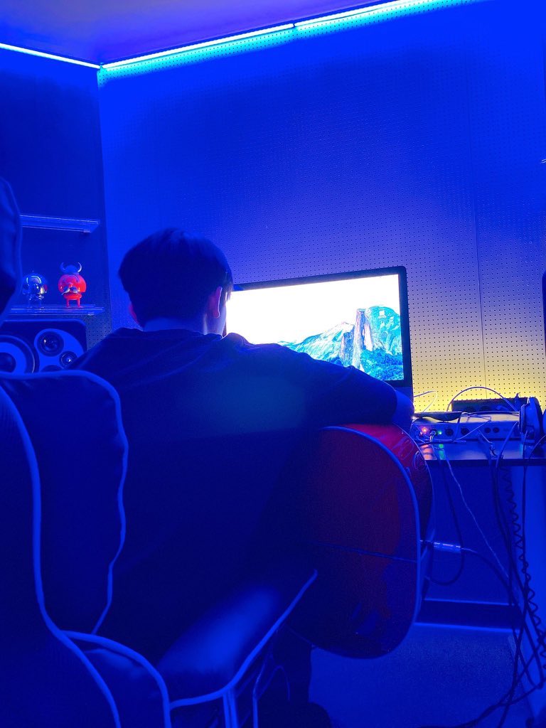 hoshisquishy's tweet photo. i just think hoshi-woozi universe factory besties https://t.co/d1Ifje9Kfw
