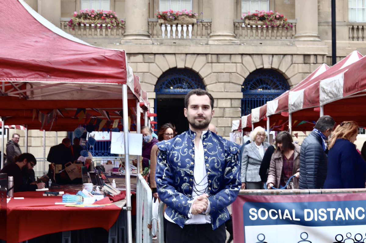 What a great day at <a href="/NewarkBookFest/">Newark Book Festival</a> - plenty of stalls and local authors to chat to. The bard will be having a rest tomorrow, but Robin Hood will be ready to direct you through the festival stalls instead 🏹