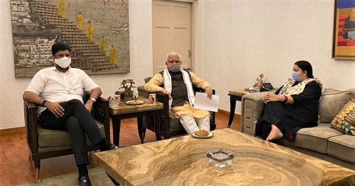 jjpDushyant's tweet photo. आज माननीय मुख्यमंत्री @mlkhattar जी के साथ केंद्रीय मंत्री @smritiirani जी से मुलाक़ात की। पहले केंद्र सरकार द्वारा हरियाणा की कपास का 25% ही खरीद होती थी, इस बार शत-प्रतिशत कपास खरीदेंगे। https://t.co/AgAMhIOA1z