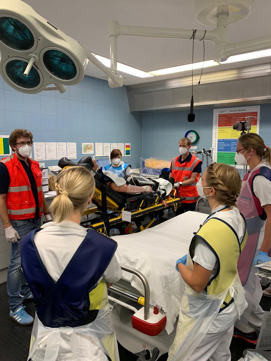 MegaMedGbr's tweet photo. Heute ist wieder was los bei #megamed_notfallmanagement ! #schockraumsimulation in #heppenheimanderbergstraße #trainingrettetleben #teamtraining #humanfactors @gliwitzky https://t.co/TjzLurxPcp