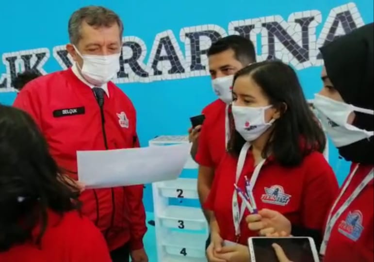 TEKNOFEST takımımız Ziya Öğreretmenimize projelerini anlattılar. <a href="/ziyaselcuk/">Ziya Selçuk</a> <a href="/AdemKoca46/">Adem Koca</a> <a href="/MikailEREN33/">Mikail EREN</a> <a href="/tcmeb/">Millî Eğitim Bakanlığı</a> <a href="/lyasMercan4/">İlyas Mercan</a> <a href="/AnamurMem/">Anamur İlçe Millî Eğitim Müdürlüğü</a> <a href="/MersinMEMArGe/">Mersin MEM ArGe</a>