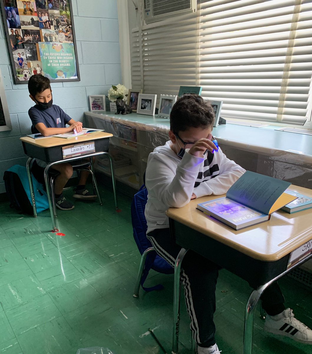 JenniferDeCarl4's tweet photo. Class 3-4 is having a great first month of school! Here we are enjoying Flashlight Friday! @Nokobulldogs @SachemSchools https://t.co/rclWS39IHI