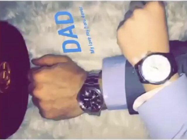 يمر وقت طويل على فقدانك لشخص متوفي حتى يظن الجميع انك تجاوزت ذلك،لا أحد يعرف أنك لازلت عالق في ذلك اليوم وفي تلك الساعه تحديداً،الساعه التي شعرت حينها أن كلُ شيءٍ حولك كابوس لا يُصدق