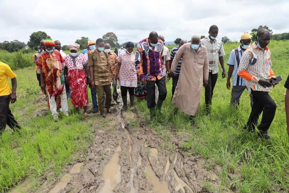MPRiziculture's tweet photo. En marge de la visite d’État de SEM Alassane Ouattara dans la région de la Marahoué, le Ministre de la Promotion de la Riziculture, Gaoussou TOURE, a rencontré les riziculteurs et les rizicultrices de Koudougou dans le département de Bouaflé le 25 septembre 2020. https://t.co/bGGJm2s4Wq