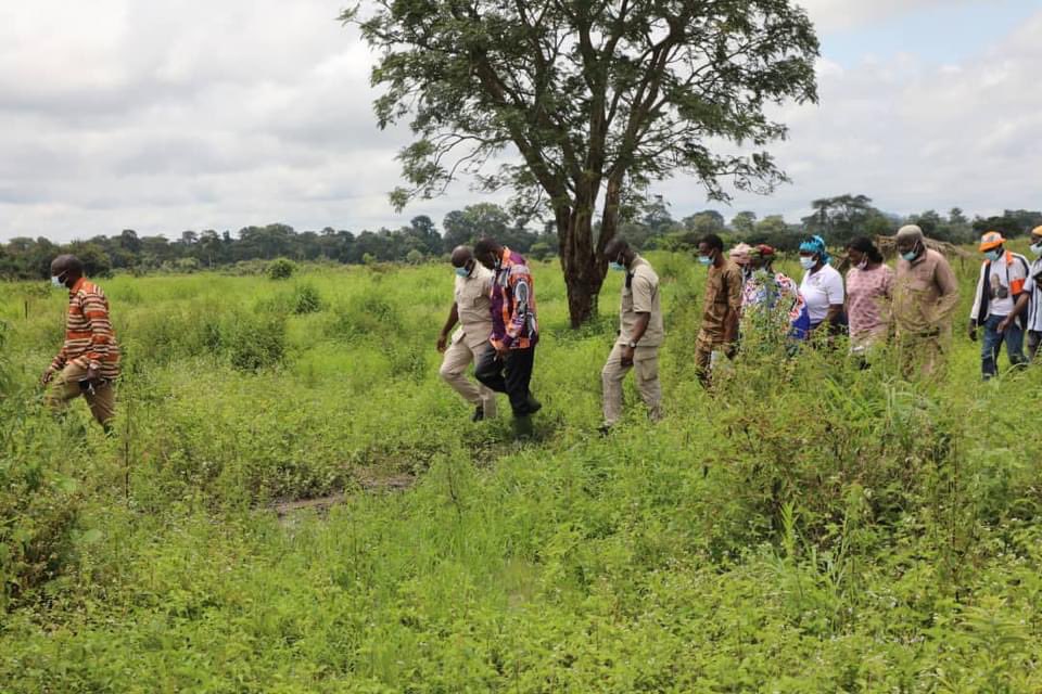 MPRiziculture's tweet photo. En marge de la visite d’État de SEM Alassane Ouattara dans la région de la Marahoué, le Ministre de la Promotion de la Riziculture, Gaoussou TOURE, a rencontré les riziculteurs et les rizicultrices de Koudougou dans le département de Bouaflé le 25 septembre 2020. https://t.co/bGGJm2s4Wq