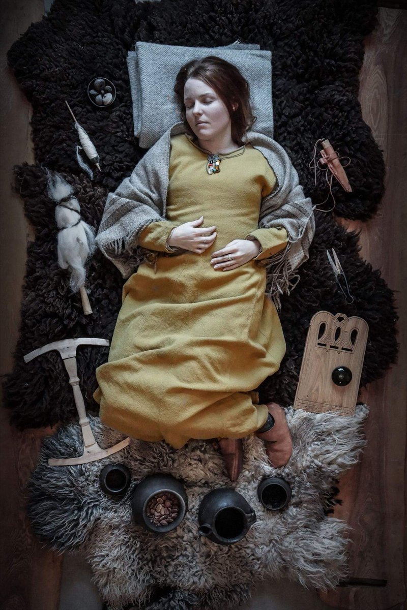 “Andrimners Hemtagere”
are a fantastic Viking Living History group that did these fantastic burial reconstructions back in 2017. These poignant and beautiful images swept the Internet at the time. 1/ m.facebook.com/story.php?stor…