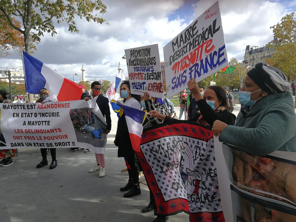 la1ere's tweet photo. ➡️ Une centaine de personnes a répondu à l'appel à manifester du #Crefom, le Conseil représentatif des Français d'#Outremer, ce samedi après-midi à Paris.
➡️ Elles ont été rejointes par des "gilets jaunes".
https://t.co/RtpJu8Ex7e https://t.co/IBAyRg8X1w