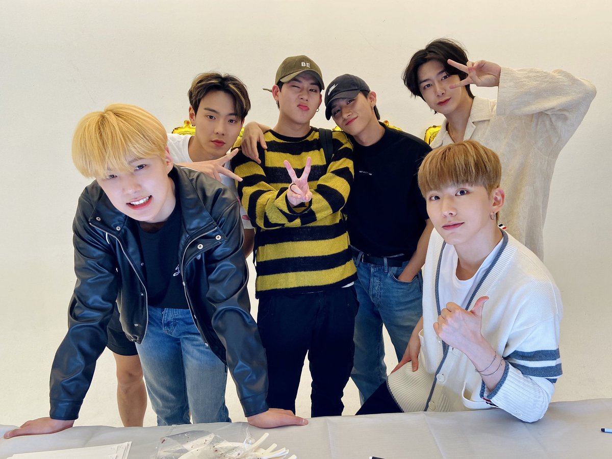 OfficialMONSTAX's tweet photo. [#MONSTA_X]
200926 #몬스타엑스
#몬베베생일 기념 🎂🎁
단체사진 선물 도착 📸

'#몬베베'의 다섯번째 생일을 맞이한 오늘!
행복한 하루 보내셨나요?
앞으로도 몬스타엑스와 몬베베
영원히 함께하기로 약속해요 💓

#MONSTAX
#HBDMONBEBE
#몬베베의다섯번째생일
#사랑한다_몬베베 https://t.co/g5xN6fEqgL