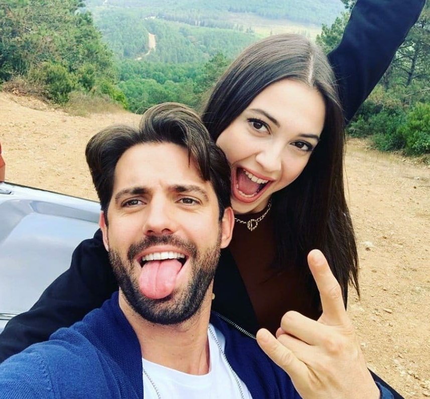 giuliaaast's tweet photo. Deniz e Ozan, una coppia stupenda. Chissà come sarebbe andata a finire se la serie sarebbe continuata. La cosa che mi dispera è che non lo sapremo mai. Vi ho amati dall'inizio e continuerò a farlo.GRAZIE SERKAY E CEMRE PER AVER CREATO UN FANDOM COSI SPECIALE 💫 #OzDen #BayYanlis https://t.co/odFf0Jec9Y