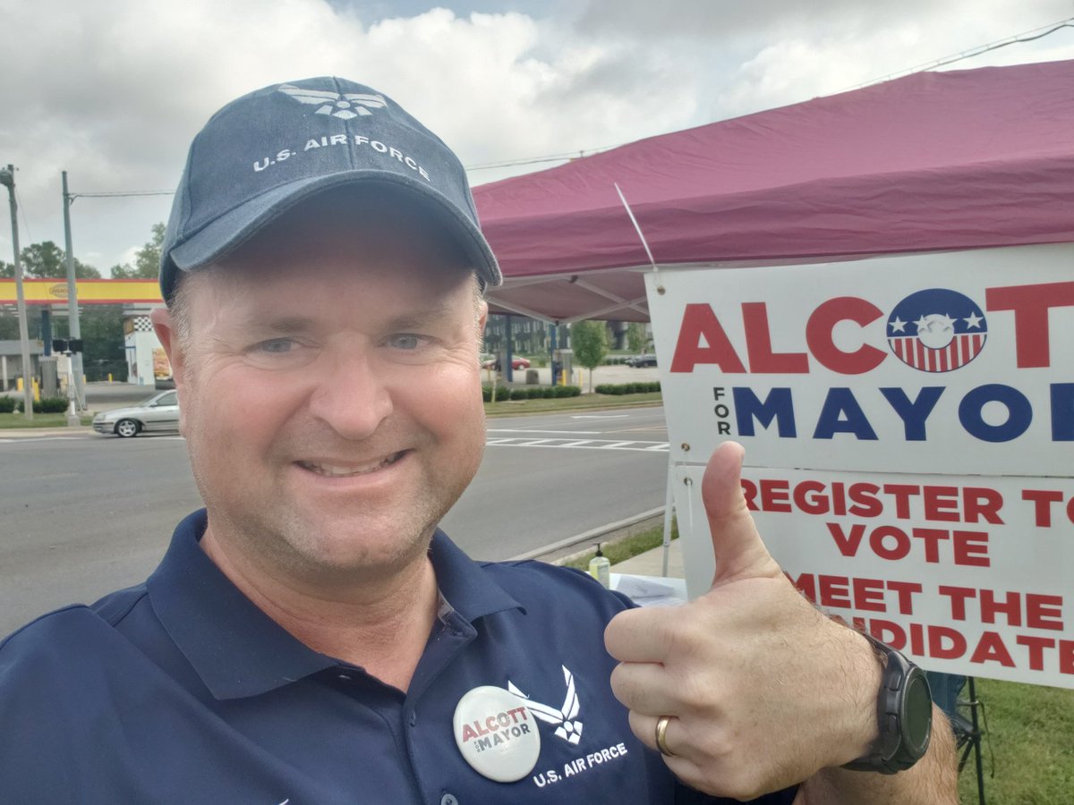 AlcottTodd's tweet photo. Morning BG! 5 Saturday's left until the election...I'm on the corner of Russellville Rd &amp; Morgan Town Rd
Meet, register, talk, sign up for yard sign...here until 230 pm, Alcott for Mayor! https://t.co/2QzGSzCiaB