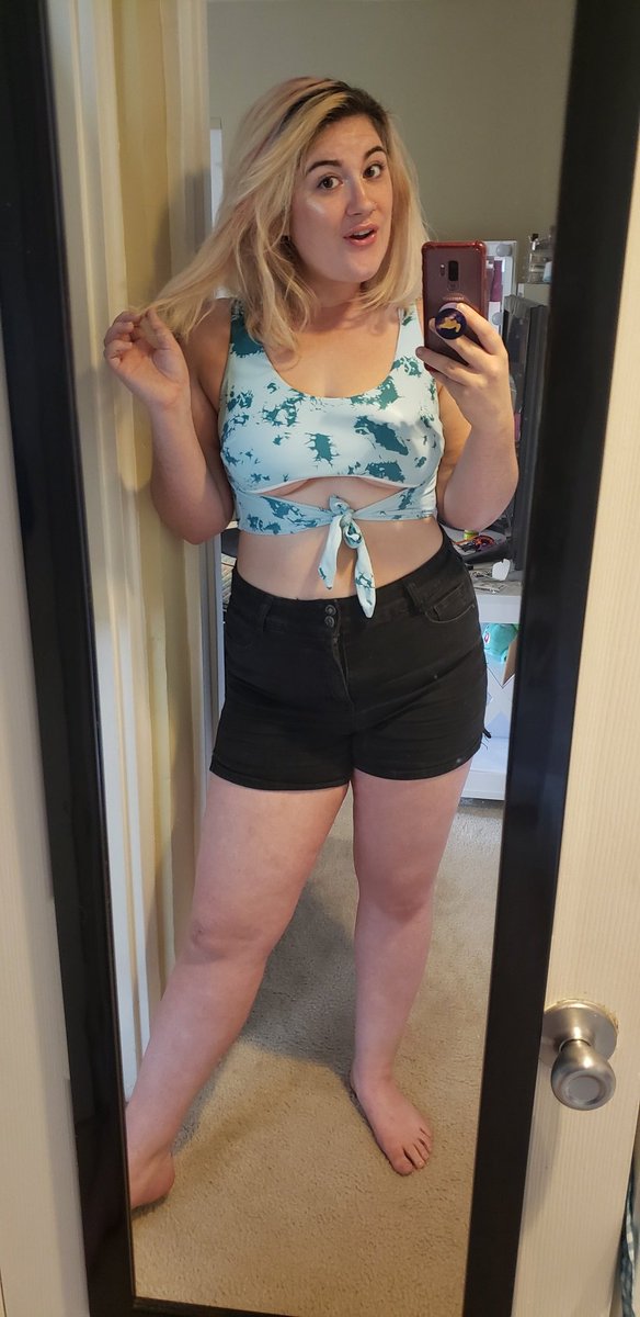 MyLuvIsElectric's tweet photo. Bringing back the underboob one last time before we officially welcome #HotNerdFall https://t.co/zxopf10BRq