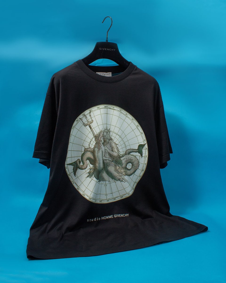 zoofashions's tweet photo. Givenchy Black Poseidon Printed Oversized T-Shirt: https://t.co/qbA6lBWIaw

#givenchy #givenchyparis #givenchymen #givenchytrainers #givenchysneakers #highfashion #luxurious #luxury #luxurylifestyle #fashion #style #menswear #mensfashion #london #zoofashions https://t.co/Rq46gbdbPf