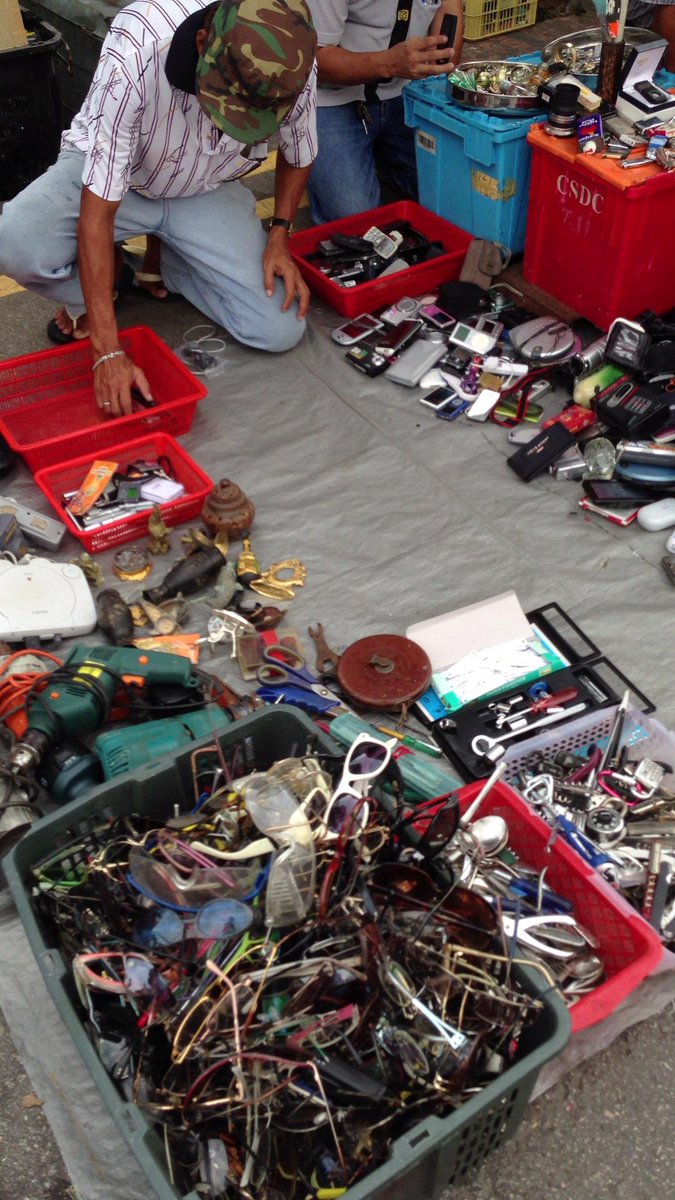 MarquisKeross's tweet photo. 今は亡きThieves Market
現在のJalan  Besar駅辺りで開いていたフリマだけど、ガラクタだらけでたのしかった。
ウッドランズ辺りで似たようなものが続いているらしいけど、本当ならまた行きたい。
#Singapore  #シンガポール #JalanBesar #ThievesMarket #SungeiRoad #フリマ https://t.co/0pLvuVd2HM