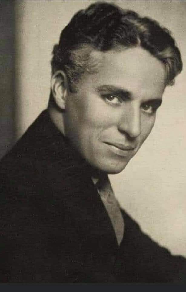 Usamasouthasian's tweet photo. Charlie Chaplin lived 88 years.
He left us 4 statements:
(1) Nothing is forever in this world, not even our problems.
(2) I love walking in the rain because no one can see my tears.
(3) The most lost day in life is the day we don't laugh.
(4) Six best doctors in the world...:
1/2 https://t.co/6YkPjU1Kzo
