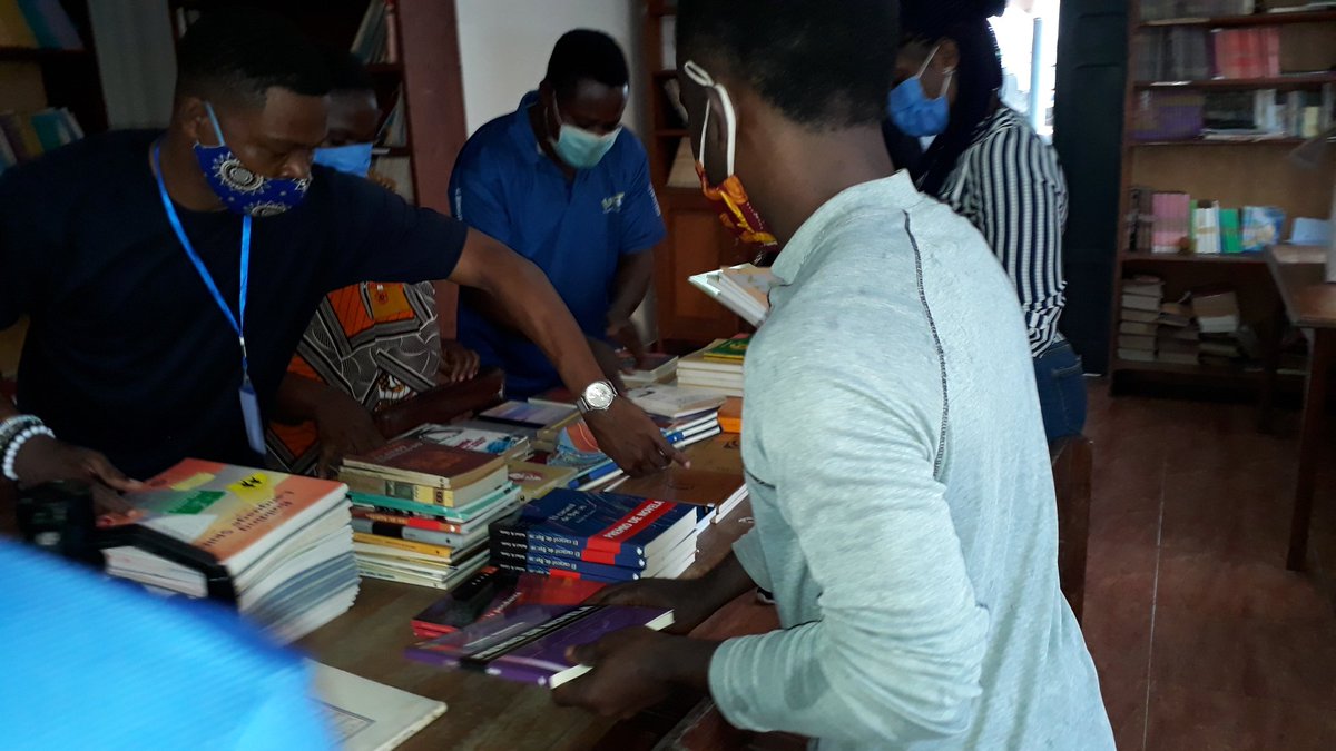 gapega_'s tweet photo. Finaliza el proyecto de la @fundacionsoleg sobre el Reparto de Libros en algunos pueblosde Bioko. #Rebola #Bososo #Batete
Es de agradecer a todas aquellas personas que apoyaron la iniciativa.👌🏽👌🏽
@canalsol_tv @GabrielObiang @arcangelgesa @nguema_silvia @AACAPITAL19 https://t.co/fwx1USHZO7