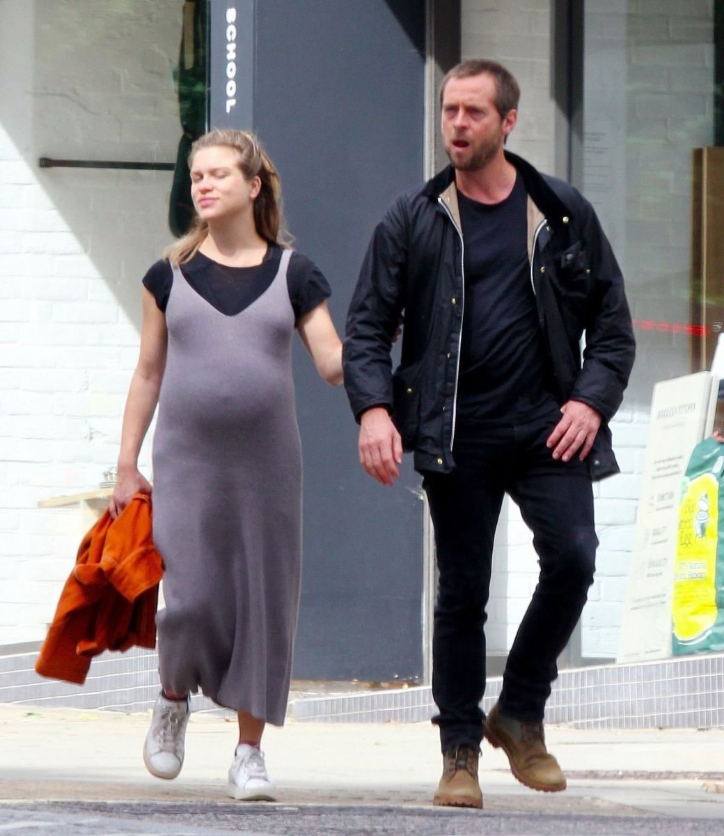 0lala6's tweet photo. Sophie Cookson and Stephen Campbell moore wow they look a "happy" couple. eh eh i dont think so reading their body language. she tried for many times hold his hand without success. https://t.co/U9SWmPwE9a