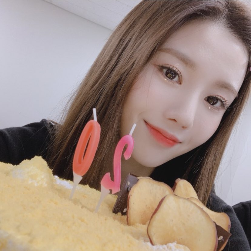 Eungbhi3's tweet photo. Enjoy your day our pretty leader-nim๐ฅณ ILYSM๐ ์ถํํด์๐๐
#EunbiMakesMeBetter
#์๋น์_์์ฆ์์ด_ํจ๊ป_ํ๋_์คํ์ด์ค์ฝ
#EUNBIDAY
#IZONE #์์ด์ฆ์ @official_izone https://t.co/rbUl4jYjML