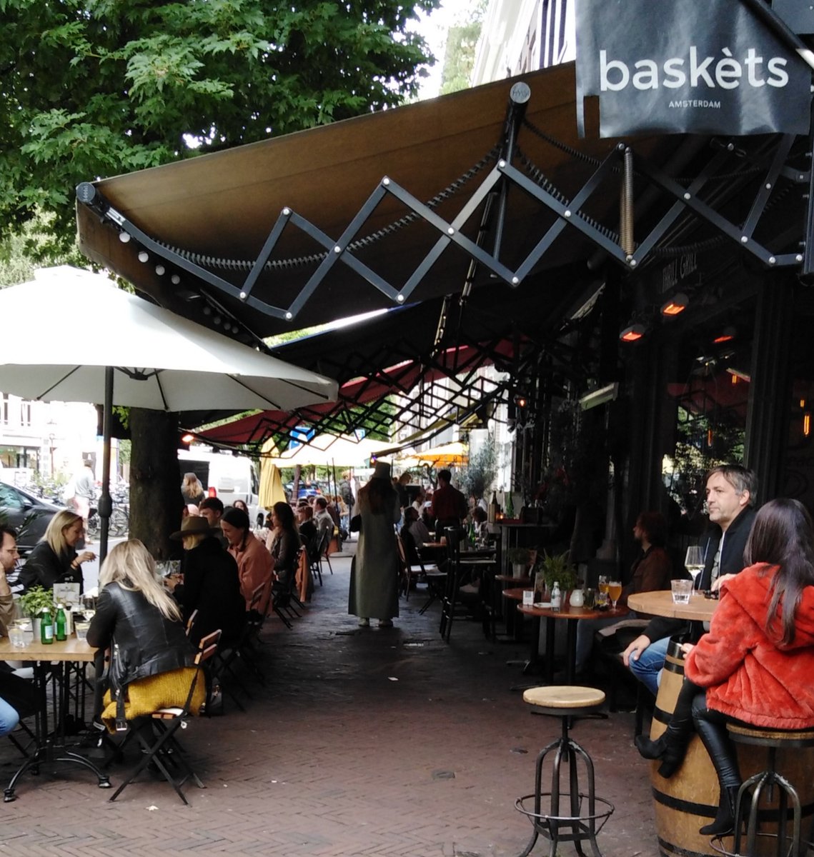 NoordSpoort's tweet photo. Tussen tafels 1,5 meter. Loop je er (want stoep) dan niet.  Toch goedgekeurd @StadsdeelZuid? Wil je 1,5 afstand houden, dan moet je op de rijweg lopen. Nou ja, is misschien wel beter dan tussen het trash met cash publiek v/h Gerard Douplein. #thrillgrill #brutdemer #pilsvogel https://t.co/SxxGQvygmm